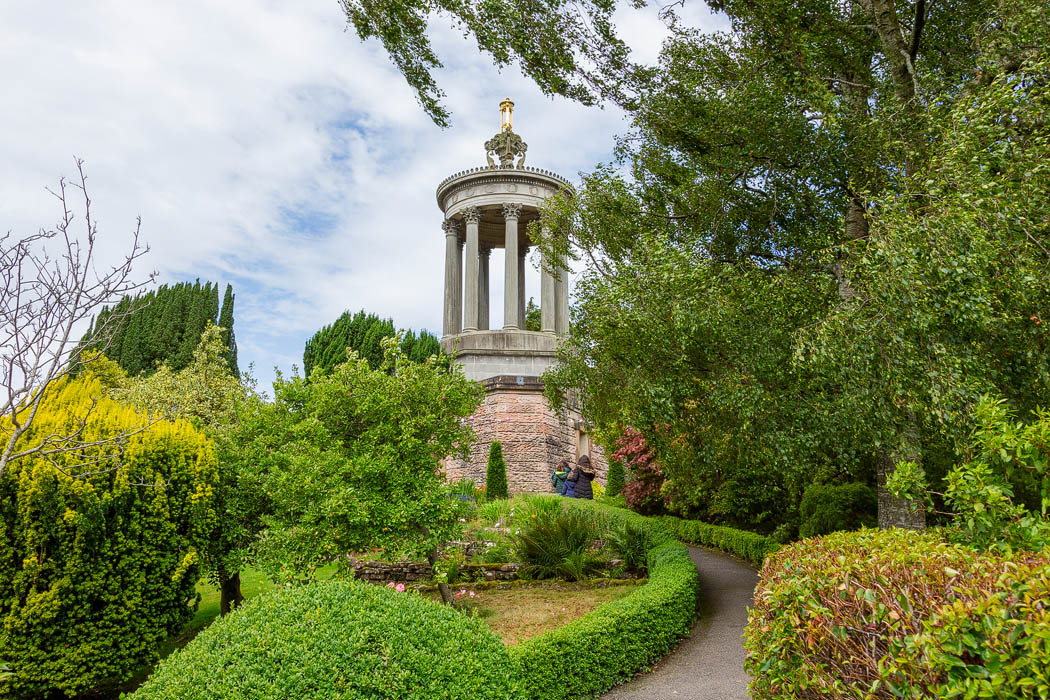 Burns Monument and Burns Memorial Gardens in Alloway