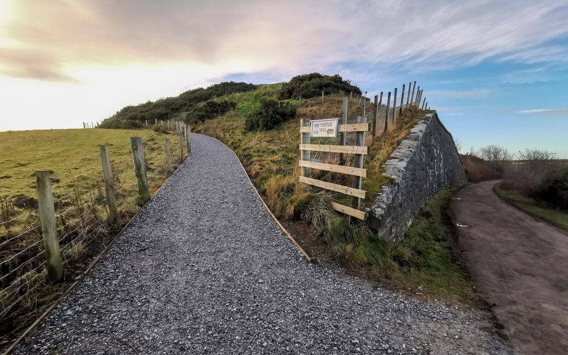 Path from Cullen Viaduct to Castle Hill. A splendid historical location.