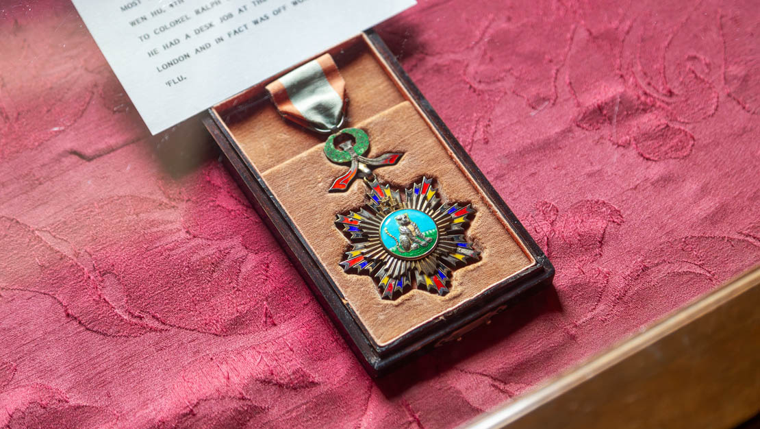 Wen Hu, 4th Class medal.