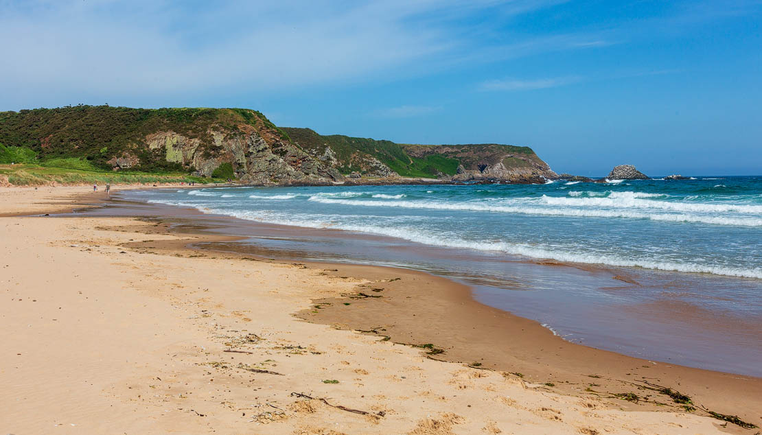 Walking to Cullen Caves.