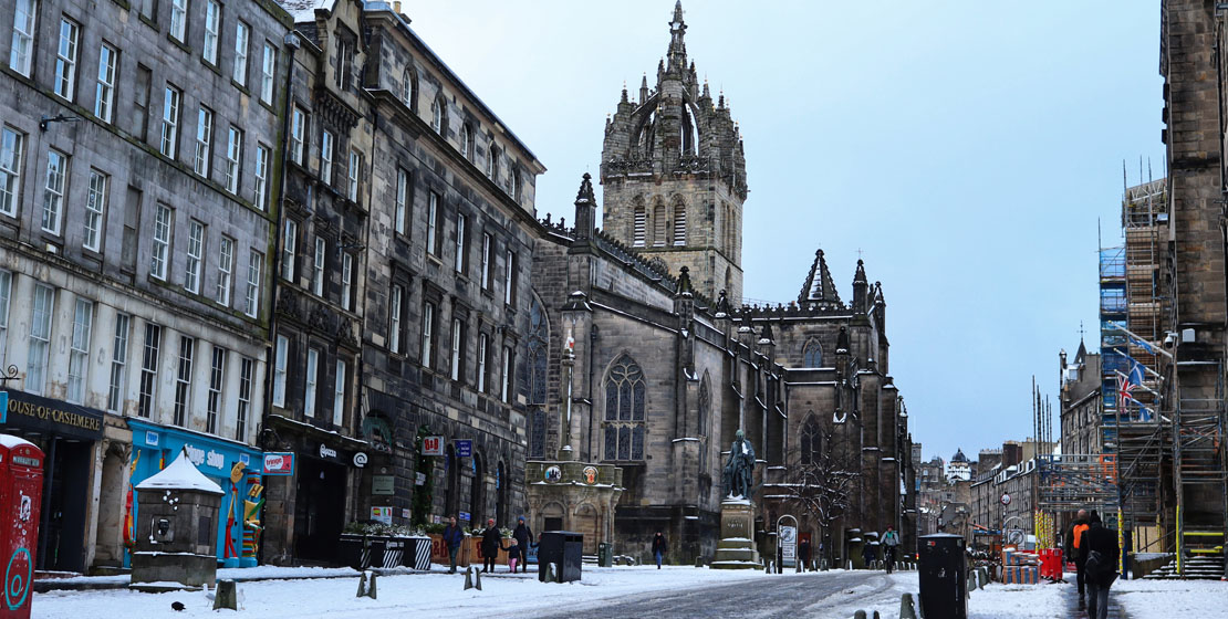 St Giles’ Cathedral and the Royal Mile covered in snow on a winter’s day in Edinburgh